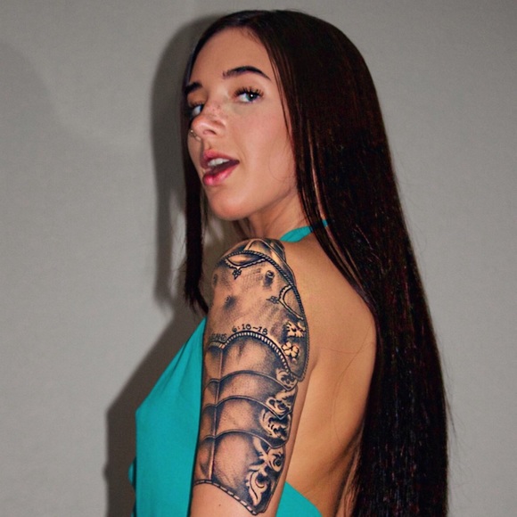 Hello! My name is Makayla 🌻 - Picture 3 of 4